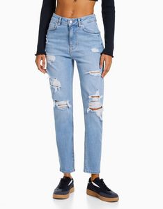 Aanbieding van Comfort mom fit jeans met scheuren voor 17,99€ bij Bershka