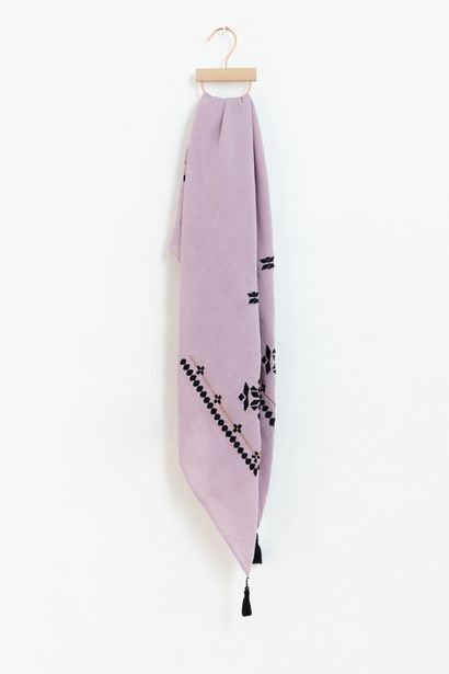 Aanbieding van Roze sjaal met borduursels voor 10,5€