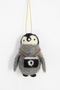 Aanbieding van Kerst ornament vilten pinguin met camera voor 7,99€ bij Sissy-Boy