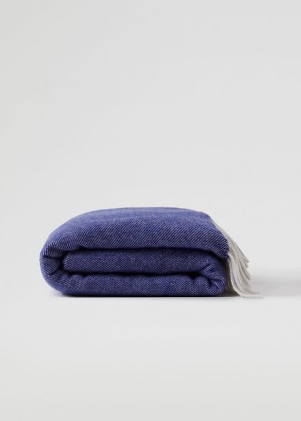 Aanbieding van Wollen deken met franjes 140x190 cm voor 34,99€ bij Mango