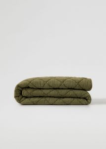 Aanbieding van Gewatteerde deken 130x180 cm voor 34,99€ bij Mango