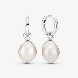 Aanbieding van Treated Freshwater Cultured Baroque Pearl Hoop Earrings voor 99€ bij Pandora