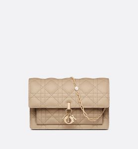 Aanbieding van Lady Dior-pouch met kettingriem voor 2000€ bij Dior