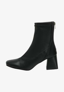 Aanbieding van Korte laarzen - black voor 29,99€ bij Zalando